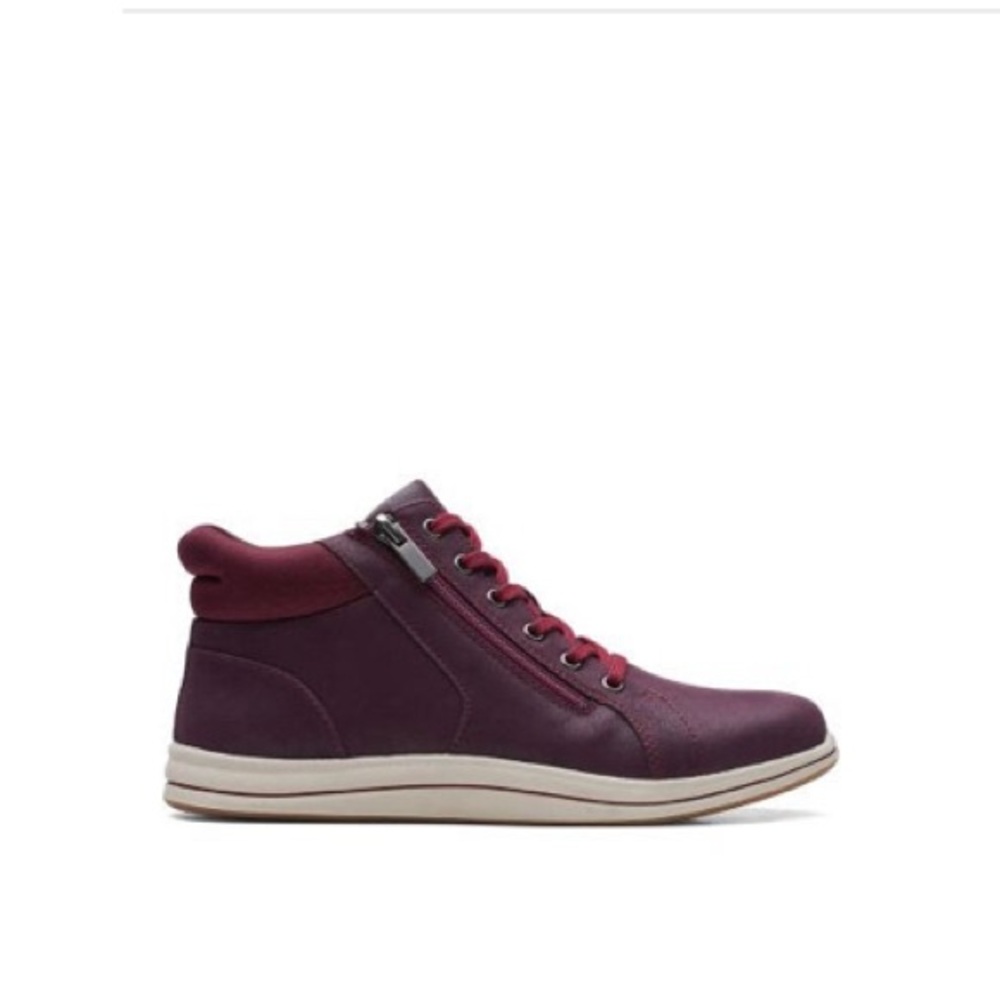 Size 9 Breeze Glide boot from Clarks. Good used condition!